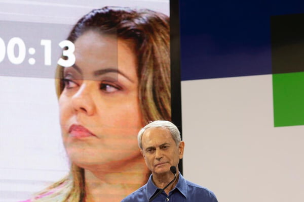 candidato Paulo Octavio e Leila do volei durante debate Metrópoles GDF 2022