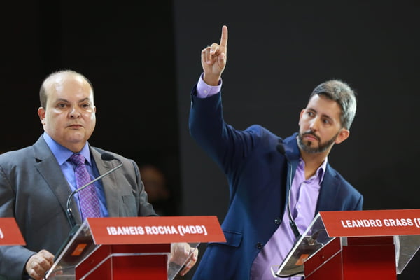 Candidatos Ibaneis Rocha e Leandro Grass durante o Debate Metrópoles GDF 2022