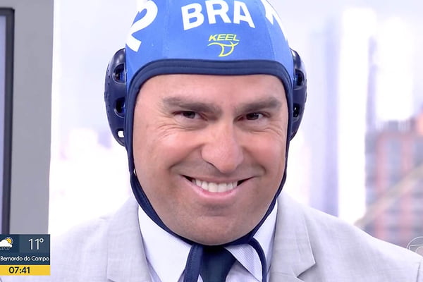 Rodrigo Bocardi usa touca de polo aquático e é zoado pelos colegas