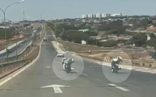 Dois motociclistas são flagrados fazendo manobra conhecida como 'superman' na BR-153, em Anápolis, Goiás