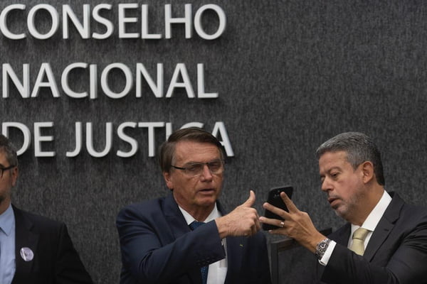 Presidente da República, Jair Bolsonaro e Arthur Lira falam ao telefone em chamada de vídeo
