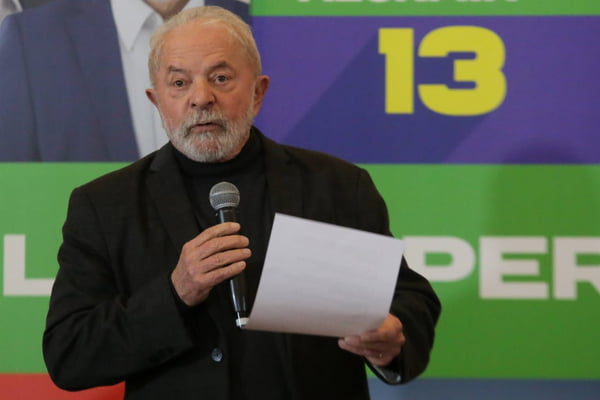 O ex-pO ex-presidente Luiz Inácio Lula da Silva (PT) discursa com folha na mãoao