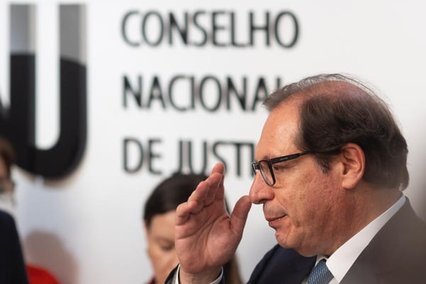 Ministro Luis Felipe Salomão Corregedor Nacional de Justiça, no CNJ leva a mão na cabeçaa