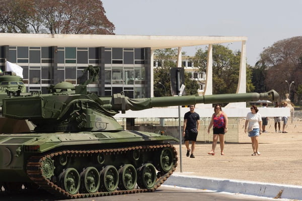 tanque de guerra do exército em frente ao STF justica desfile 7 de setembro independência
