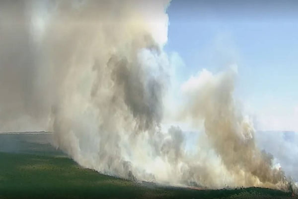 Enorme nuvem de fumaça após incêndio no Parque Nacional