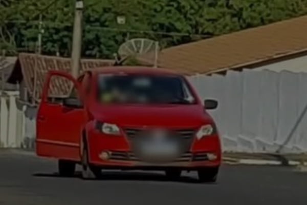 Homens são filmados ao agredir e impedir mulher de sair de carro em Uruaçu, Goiás