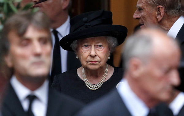 A rainha Elizabeth II no funeral de Patricia Knatchbull, Condessa Mountbatten da Birmânia na Igreja de São Paulo