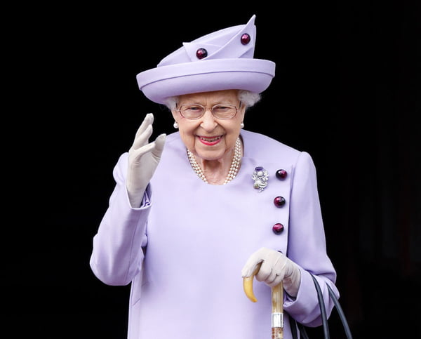 A Rainha Elizabeth II participa de uma Parada de Lealdade das Forças Armadas nos jardins do Palácio de Holyroodhouse