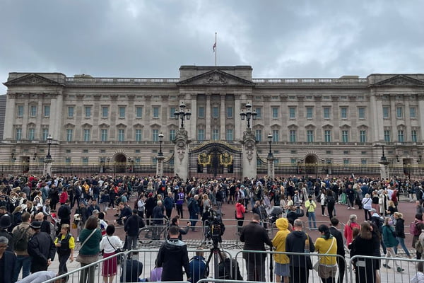 Pessoas se aglomeram em frente ao Palácio de Buckinham para prestar homenagens à rainha Elizabeth II