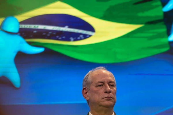 ciro gomes e bandeira do Brasil