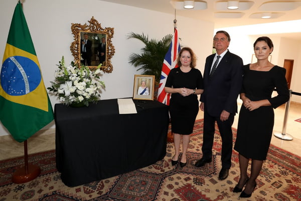 Presidente Jair Bolsonaro e primeira-dama Michelle com a Encarregada de Negócios da Embaixada do Reino Unido, Melanie Hopkins, posam para foto na embaixada do país. Eles prestam solidariedade à morte da Rainha Elizabeth II - Metrópoles