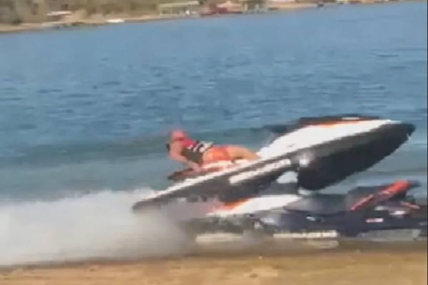 homem provoca acidente em lago de goiás ao pilotar moto aquática deitado e com os pés