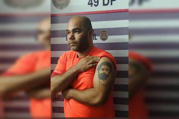 Homem com tatuagem do Lula