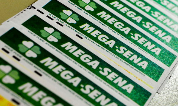 imagem colorida mostra cartela de mega-sena - Metrópoles