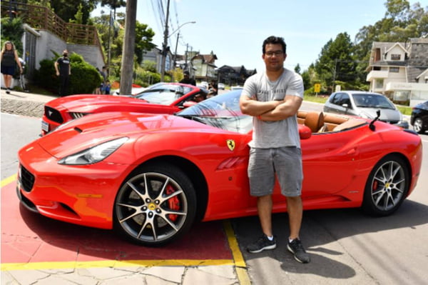 homem com Ferrari