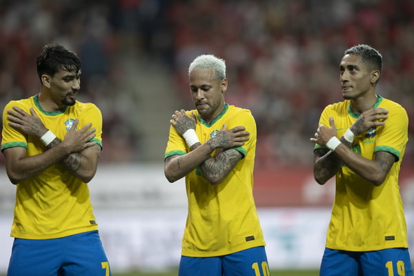 Jogadores da Seleção Brasileira comemoram gol
