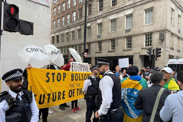 Opositores manifestam contra Bolsonaro em Londres