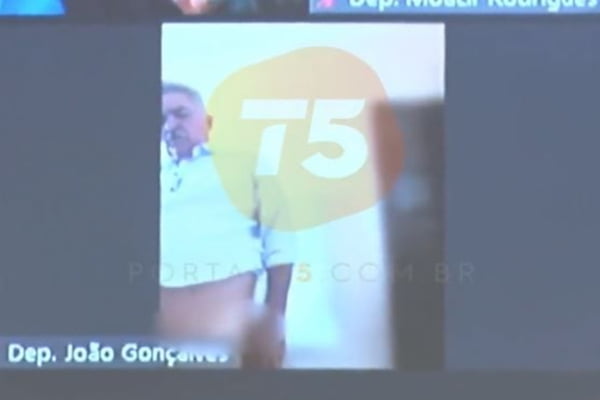 Vídeo: deputado esquece câmera ligada e aparece sem calça em sessão
