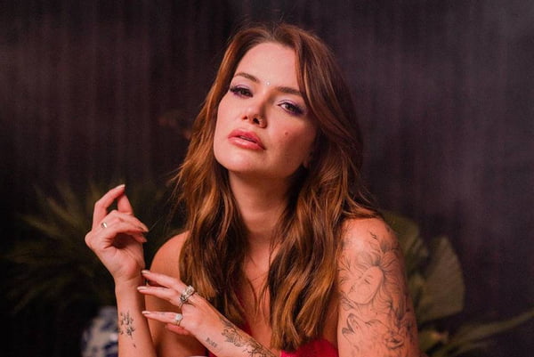 Foto de Marcela McGowan exibindo tatuagem no braço esquerdo - Metrópoles