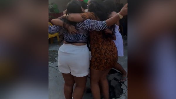 Mulheres caindo em buraco de fossa na Bahia