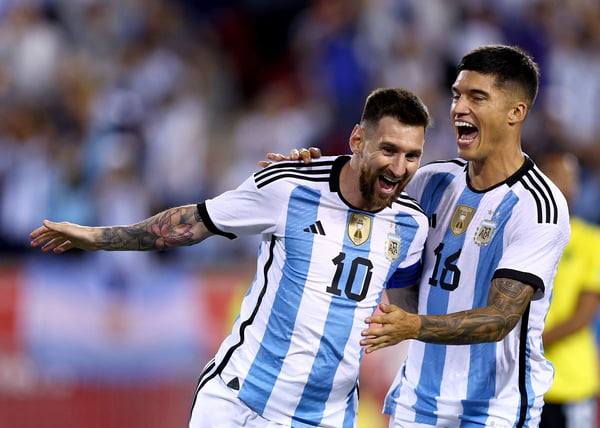 Técnico da Argentina rasga elogios a Messi e o compara com Federer