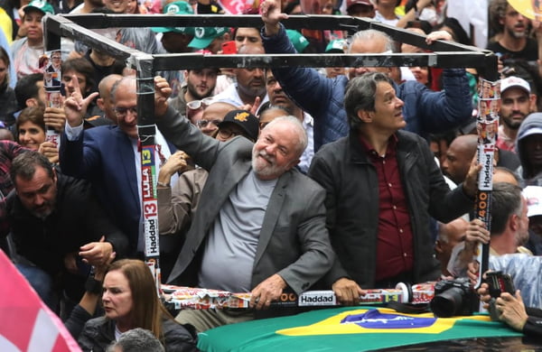 Lula participa de ato em São Paulo na véspera do primeiro turno