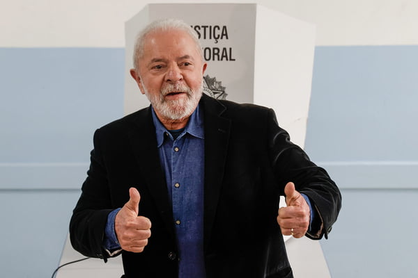 Lula votando