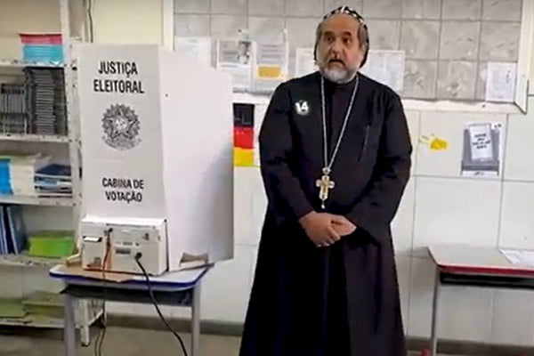 Padre Kelmon vota em Salvador, na Bahia