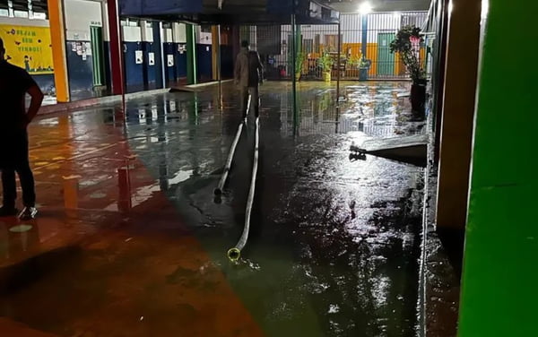GO: colégio eleitoral fica tomado por lama após chuva derrubar muro