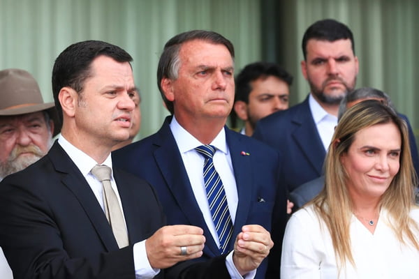 Anderson Torres, ministro da Justiça, ao lado de Bolsonaro e de Celina Leão