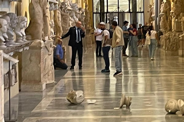 Turista quebra obras em museu do Vaticano