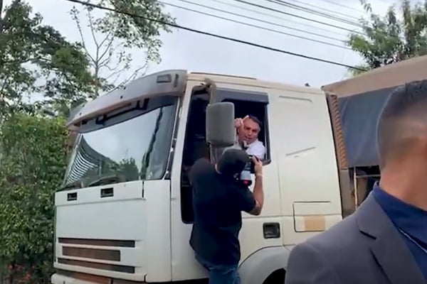 Bolsonaro dirige caminhão no Lago Sul