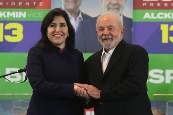 Simone Tebet (MDB) e Lula (PT) confraternizam durante a campanha presidencial de 2022 - Metr&oacute;poles