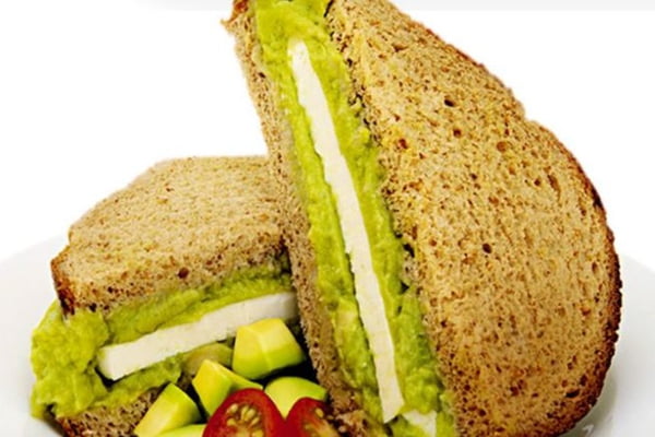 foto colorida de sanduíche com pasta de abacate