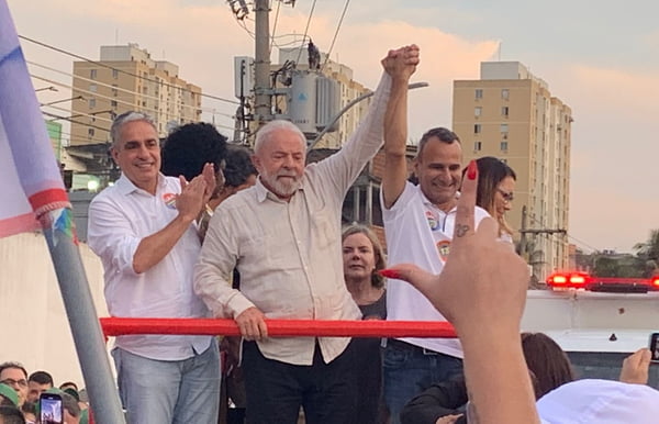 Lula faz ato no RJ com prefeito aliado de campeões de voto e sinaliza mudança de rumo