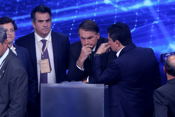 Sergio moro conversa com jair bolsonaro antes do debate band eleições 2022 Luiz Inácio Lula da Silva e Jair b