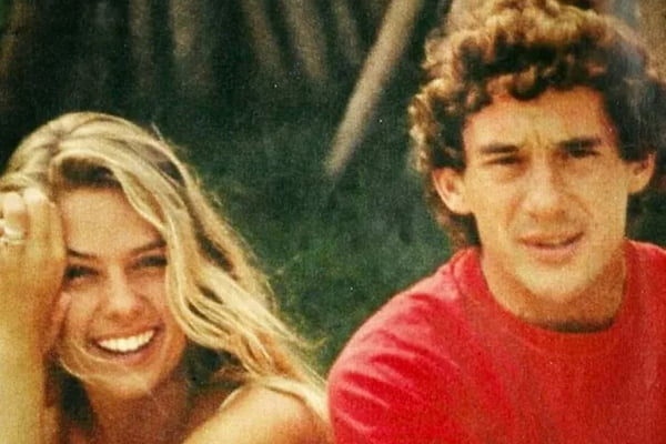 Foto colorida de Adriane Galisteu e Ayrton Senna