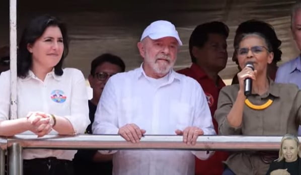 O candidato à presidência Lula faz campanha em Minas Gerais ao lado de Simone Tebet e Marina Silva, que fala em microfone. Eles estão em cima de carro de som cercado de outras pessoas - Metrópoles