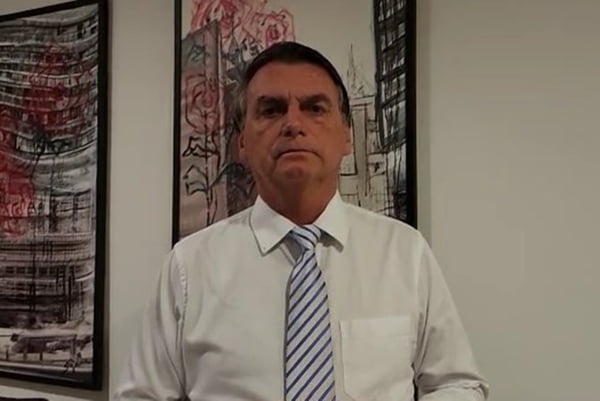 Jair Bolsonaro de camisa branca e gravata