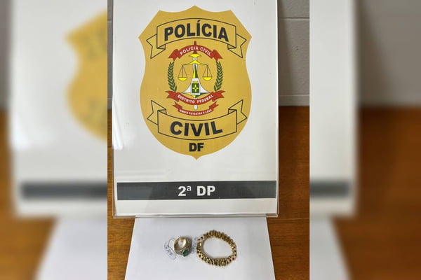 Escudo da PCDF da 2ª DP com anel e pulseira recuperados