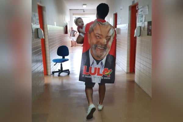 eleitor Lula toalha pm toma celular goias