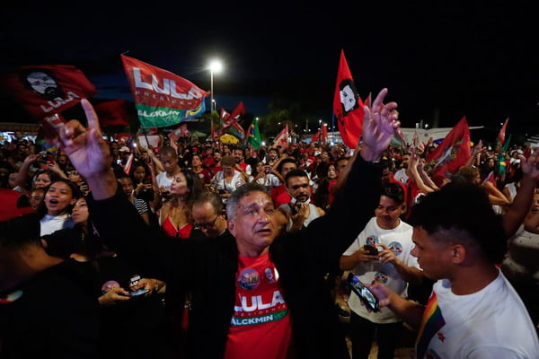 Apoiadores do candidato a presidente Lula comemoram a apuração dos votos - Metrópoles