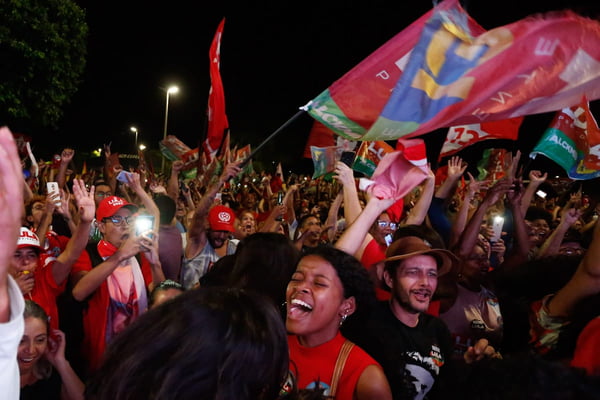 Apoiadores de Lula comemoram a vitória do candidato na Torre de TV em brasília - Metrópoles