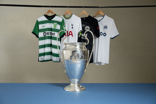 Camisetas dos times e a taça da Champions League