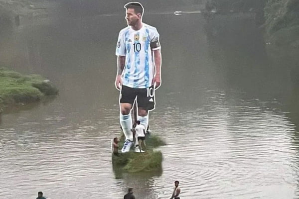 Imagem de nove metros do jogador Lionel Messi em rio na Índia - Metrópoles