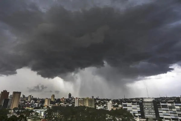 chuva nuvens escuras Curitiba PR