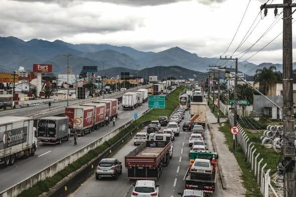 Trânsito intenso em rodovia com carros e caminhões parados em consequência de bloqueio de bolsonaristas em rodovias em Santa Catarina - Metrópoles