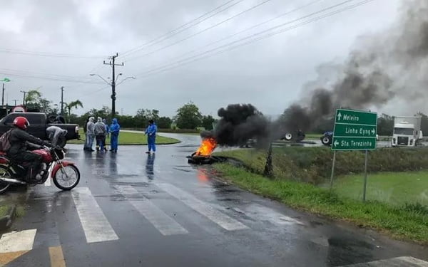 Estrada bloqueada com fogo em pneu