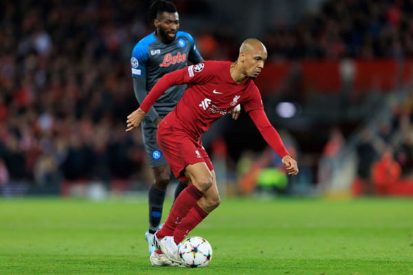 Jogadores de Liverpool e Napoli em jogo de futebol na Champions League - Metrópoles