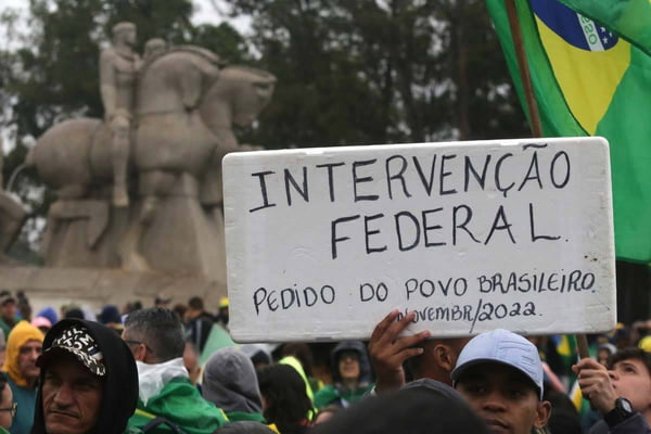Bolsonaristas pedem intervenção federal